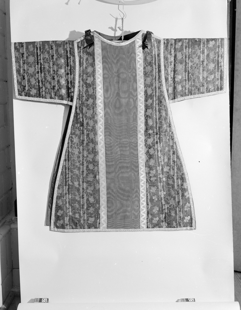 Kościół Sióstr Wizytek - dalmatyka niebieska z trzeciej połowy XVIII wieku, tkanina Francja, skan 1