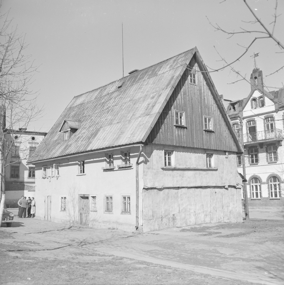 dom na placu przed kościołem pw. Nawiedzenia NMP - elewacja, skan 1