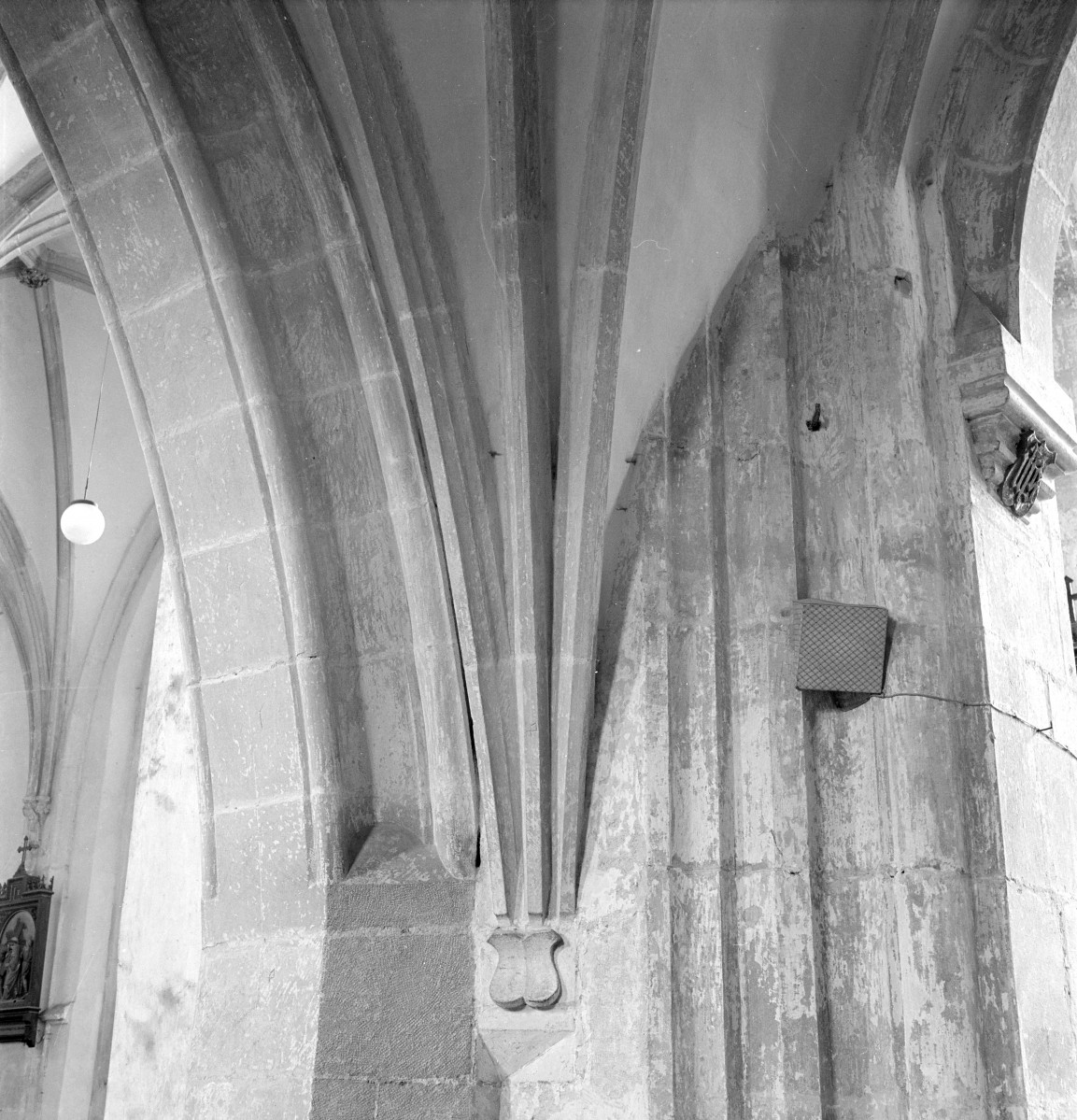 Bazylika kolegiacka św. apostołów Piotra i Pawła - wnętrze: wspornik, służki w prezbiterium, skan 1