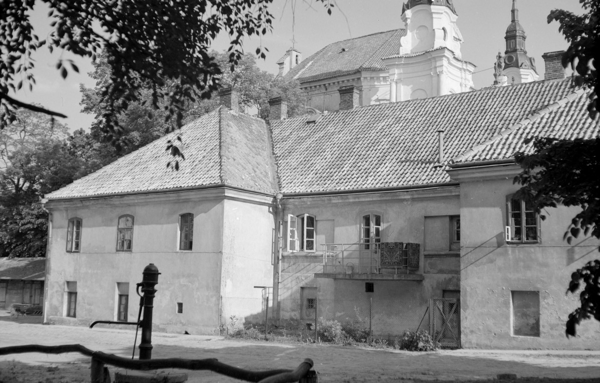 plebania przy kościele pw. św. Anny - widok od północy, skan 1