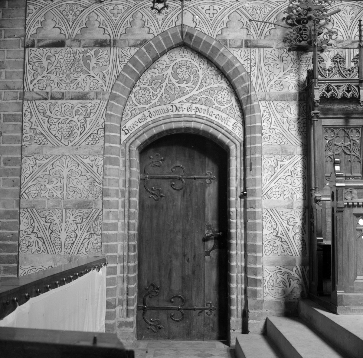 kościół parafialny pw. św. Jakuba Apostoła - wnętrze: portal z prezbiterium do zakrystii, skan 1