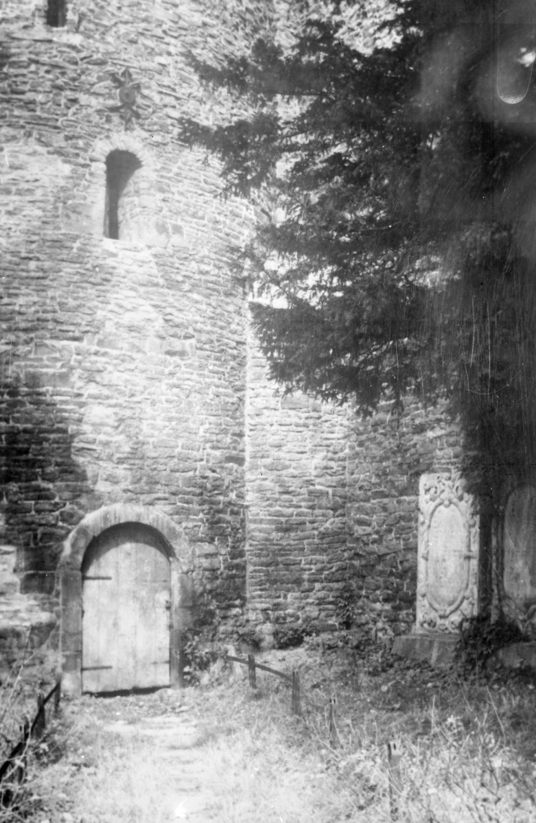 rotunda św. Gotarda tzw. kościół polski - elewacja boczna, portal w wieży i nagrobek, skan 1