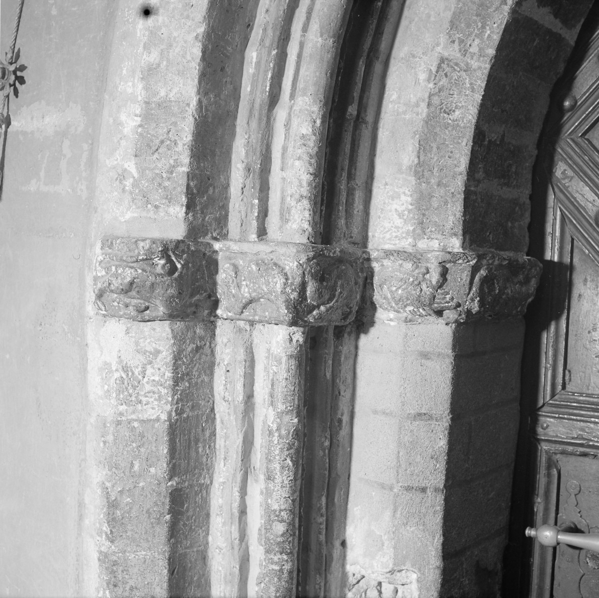 Kościół Wniebowzięcia Najświętszej Maryi Panny - wnętrze. Portal do zakrystii. Detale archiwolty., skan 1