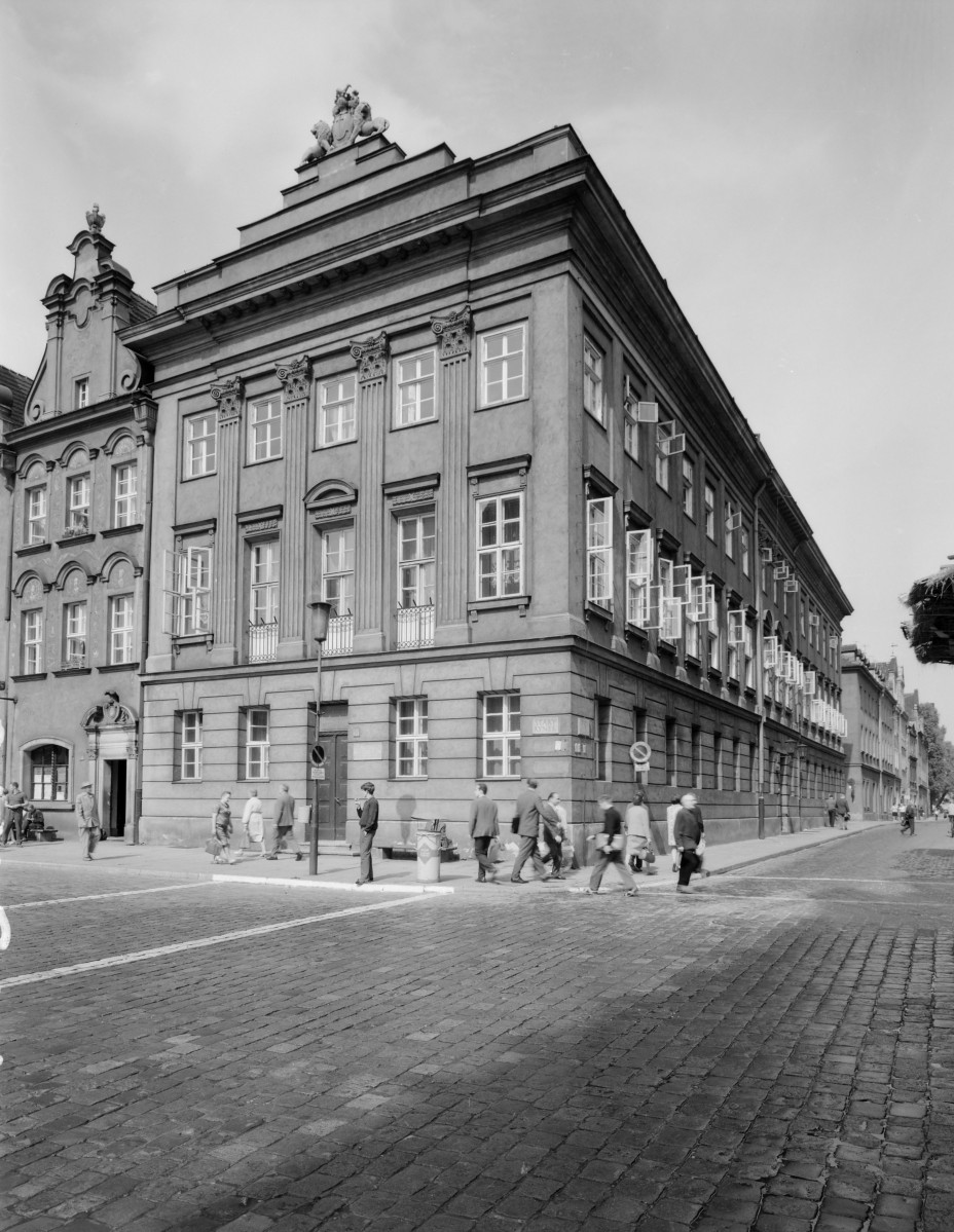 Pałac Mielżyńskich - elewacja w stylu klasycystycznym. Pilastry, wysunięty gzyms oraz wysoka attyka zwieńczona herbem, skan 1
