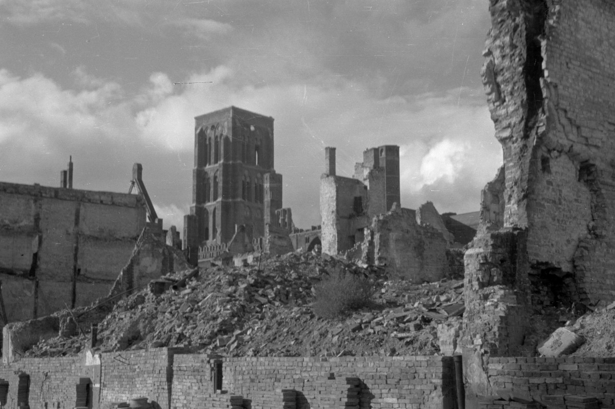 ulica Długi Targ i kościół NMP - widok ruin, skan 1