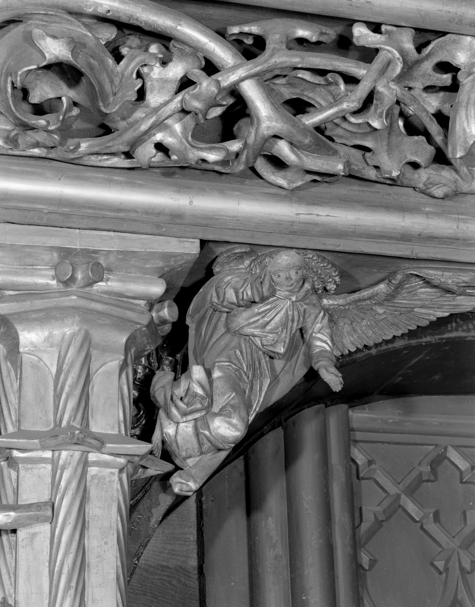 Kościół Mariacki pw. Wniebowzięcia Najświętszej Marii Panny - ołtarz Wita Stwosza: Predella - figura aniołka pod fryzem, skan 1