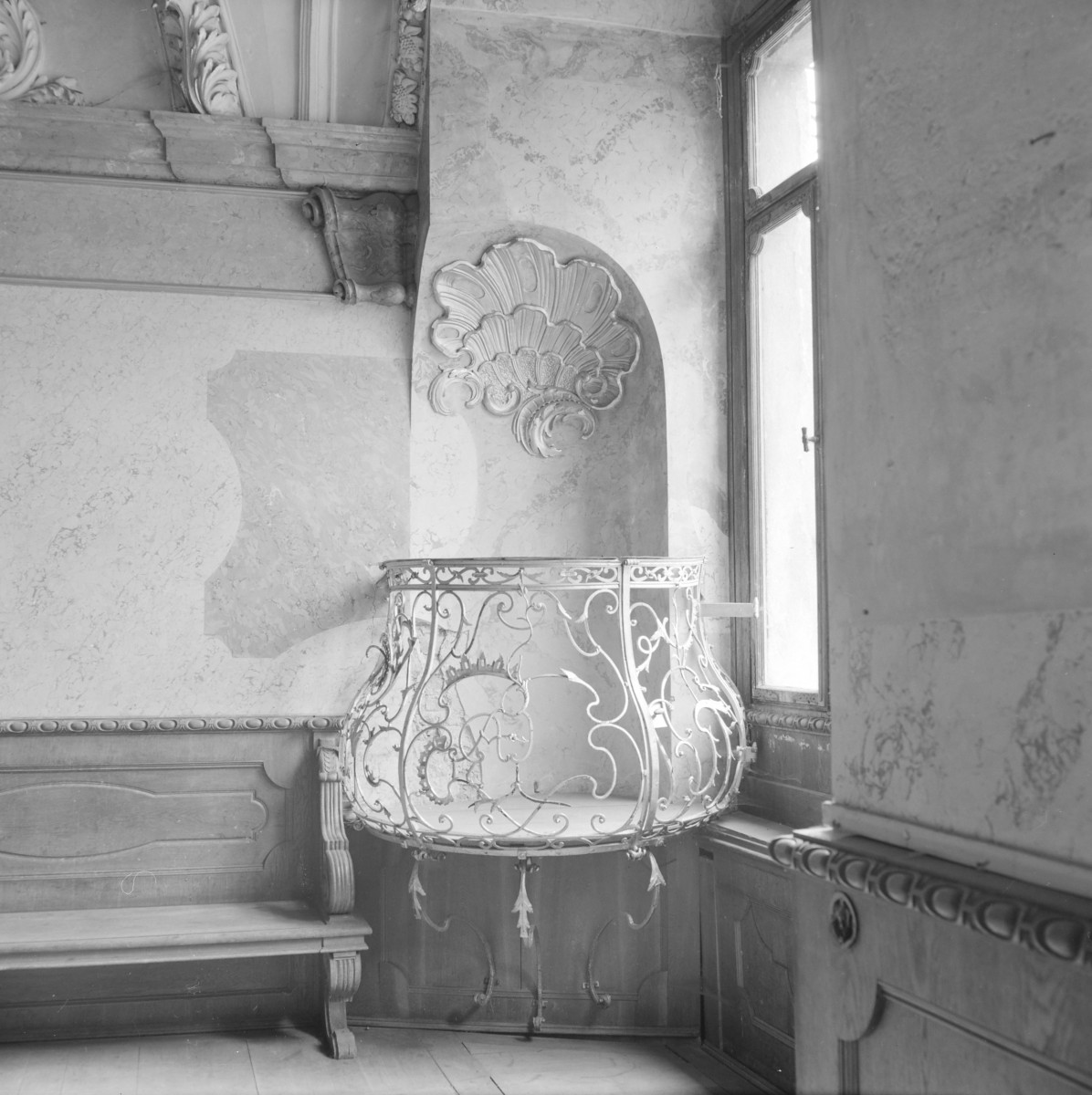 Opactwo Cystersów - wnętrze: bogato dekorowana sala na parterze. Szkielet ambony., skan 1