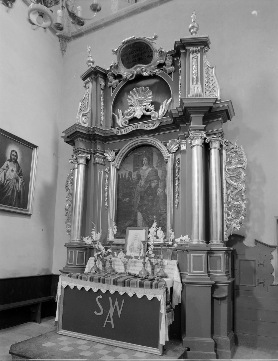 kościół pocysterski, ob. parafialny pw. św. Floriana - wnętrze: ołtarz północny w transepcie, skan 1