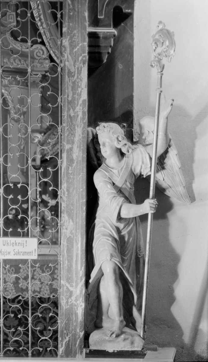 Katedra pw. Wniebowzięcia Najświętszej Marii Panny - wnętrze - kaplica Najświetszego Sakramentu (Bożego Ciała), ściana północna, portal, anioł od strony wschodniej (od ambitu), skan 1