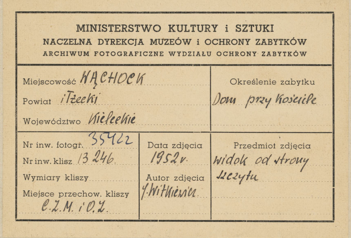 Dom drewniany - widok ogólny od strony szczytu - metryczka, skan 1