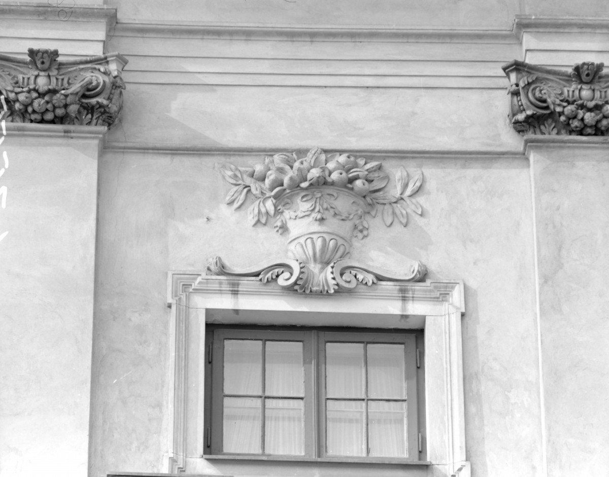 pałac Krasińskich - elewacja, okno na III kondygnacji, ryzalit, skan 1