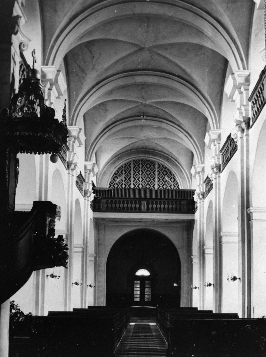 klasztor Dominikanów - kościół pw. Podwyższenia Krzyża Świętego - wnętrze - nawa główna - chór, skan 1