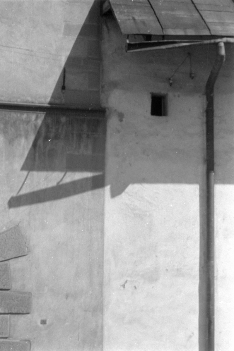 klasztor - fasada, fragment zabudowy, skan 1