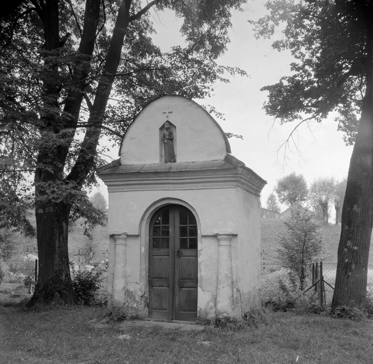 kościół Narodzenia Najświętszej Marii Panny - kaplica na dziedzińcu, skan 1