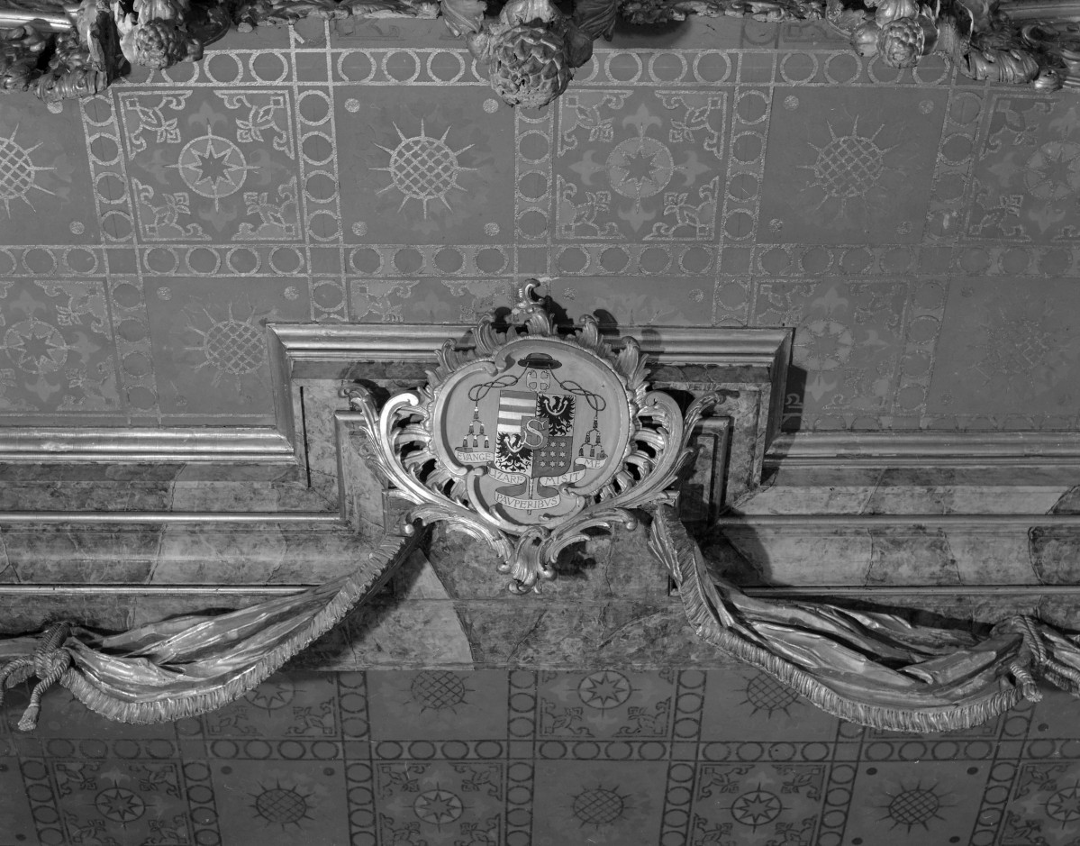 kościół katedralny pw. Narodzenia Najświętszej Marii Panny - wnętrze: kartusz herbowy pod organami, skan 1