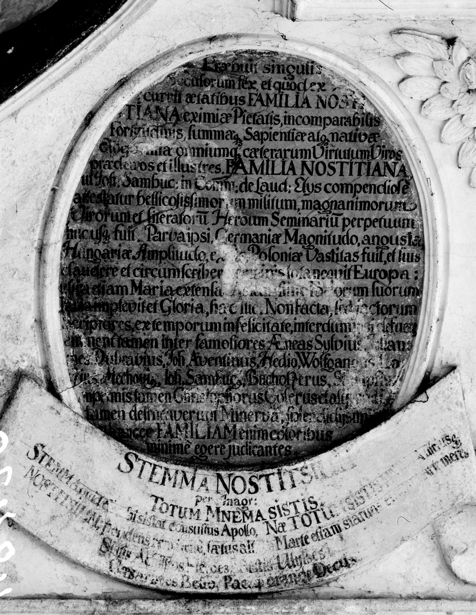 pałac - wnętrze: tablica inskrypcyjna w sali (balowej) antenatów, skan 1