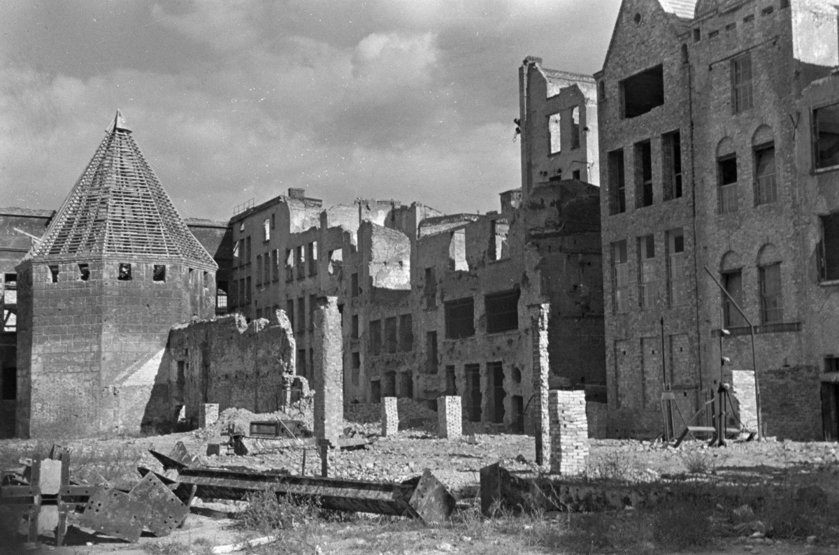 Targ Węglowy - baszta słomiana i ruiny zabudowy, skan 1