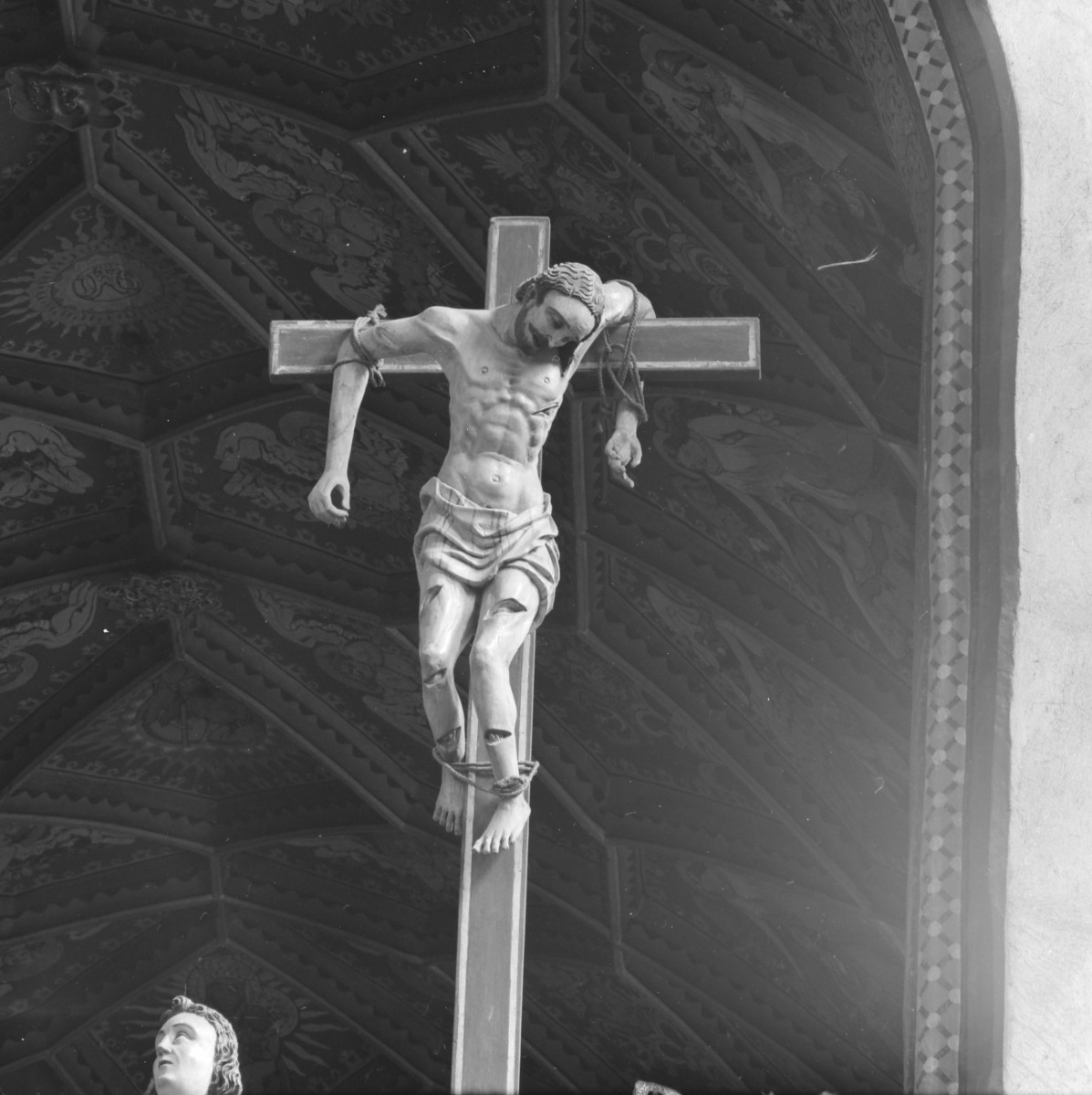 Kolegiata Bożego Ciała - wnętrze: fragmenty tęczy, figura dobrego łotra, fragment polichromi, skan 1