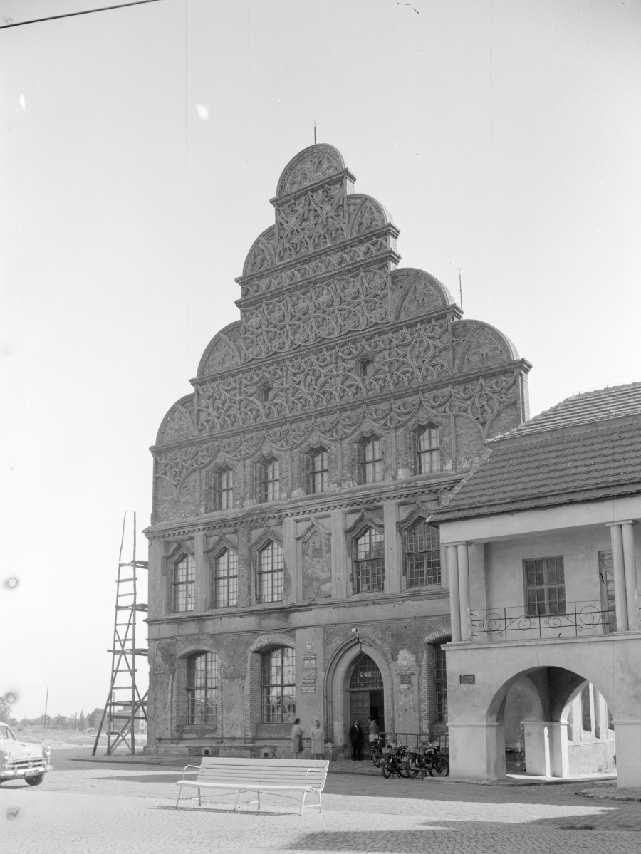 ratusz miejski - elewacja frontowa, skan 1