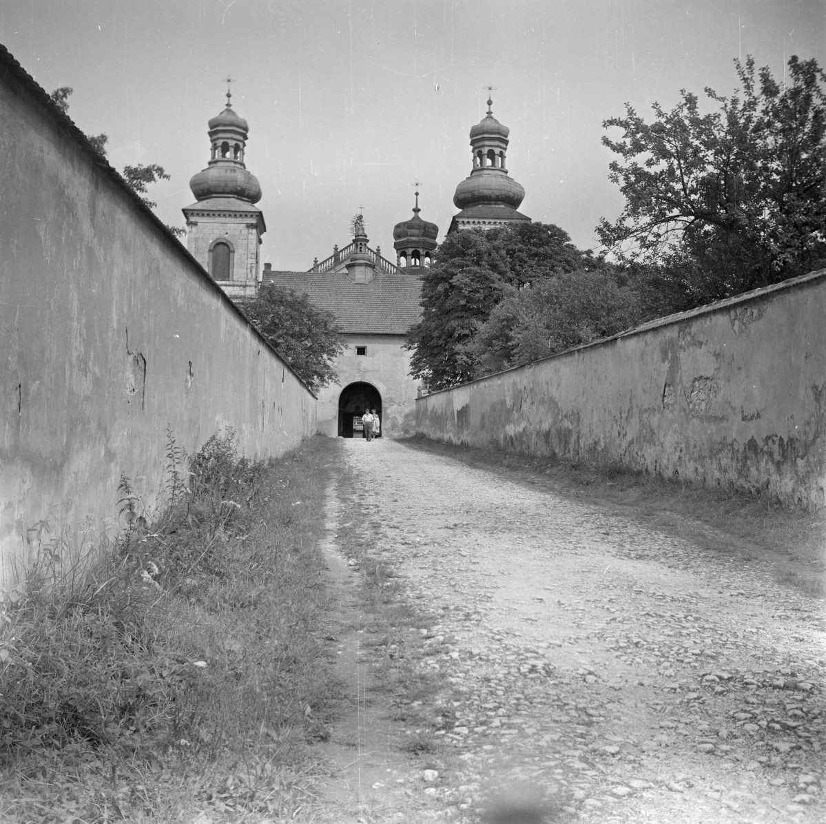 klasztor kamedułów - brama, droga i mur, skan 1