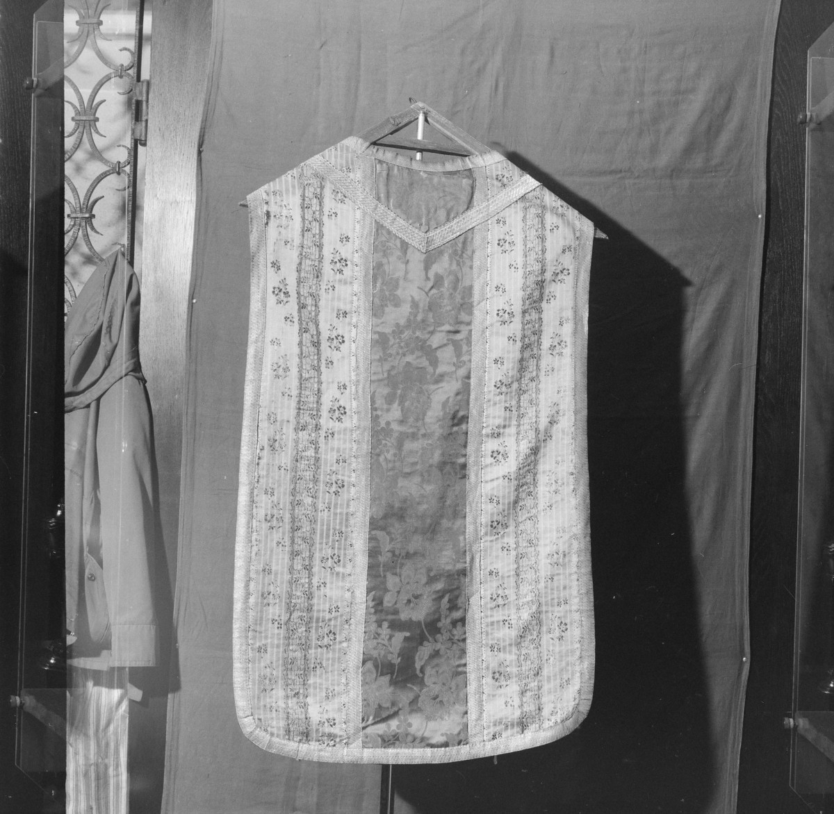 Skarbiec Katedralny - Ornat. Francja. 1770 - 80. Całość, tył., skan 1