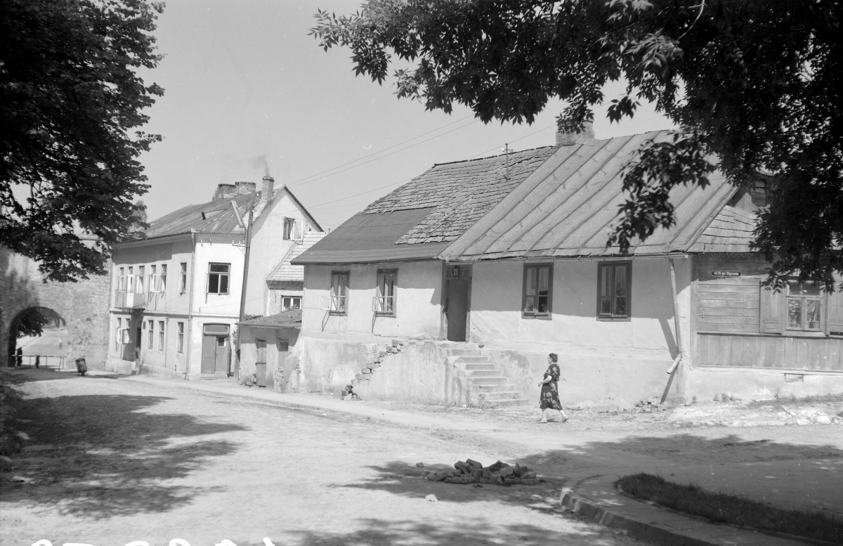 Zabudowa miejska. Elewacje frontowe domów., skan 1