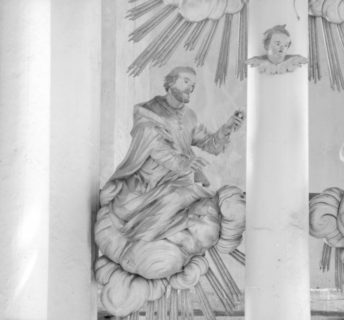 Kościół św. Piotra i św. Pawła - wnętrze: ołtarz główny, rzeźba św. Piotra., skan 1