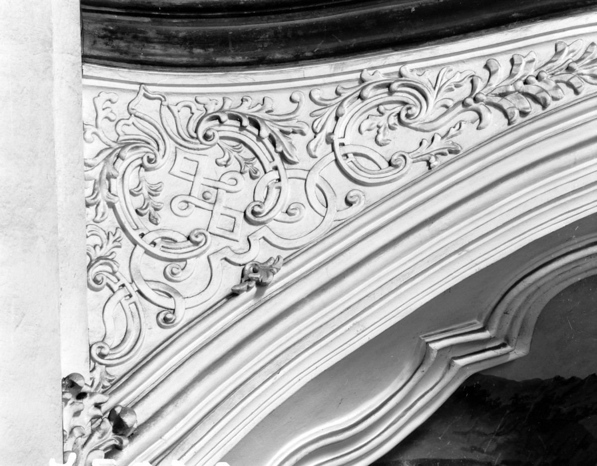 klasztor Benedyktynek - kościół pw. Wniebowzięcia Najświętszej Maryi Panny - wnętrze - transept - fragment dekoracji w części południowej, skan 1