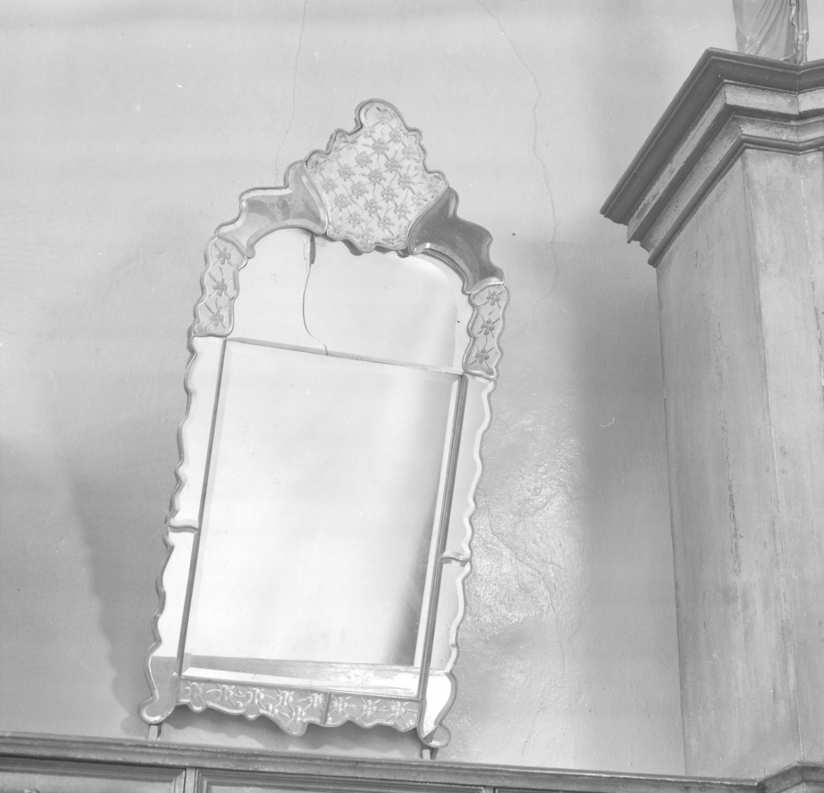 klasztor ss. Miłosierdzia - kościół pw. śś. Jana Chrzciciela i Jana Ewangelisty - zbiory - lustro zakrystyjne z XVIII w., skan 1
