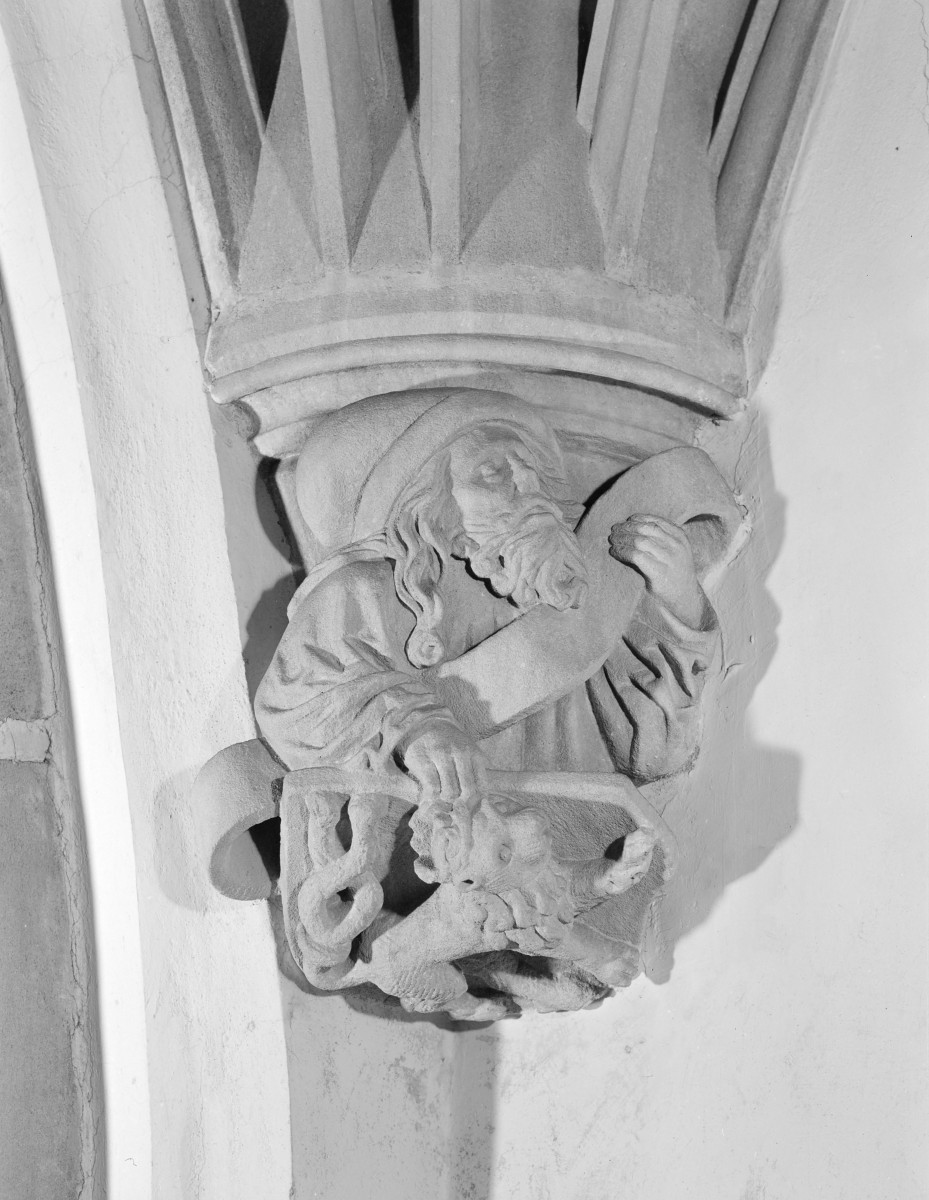 Stary Ratusz - wnętrze: wspornik z 2 połowy XV wieku. "Postać cżłowieka i lwa"., skan 1