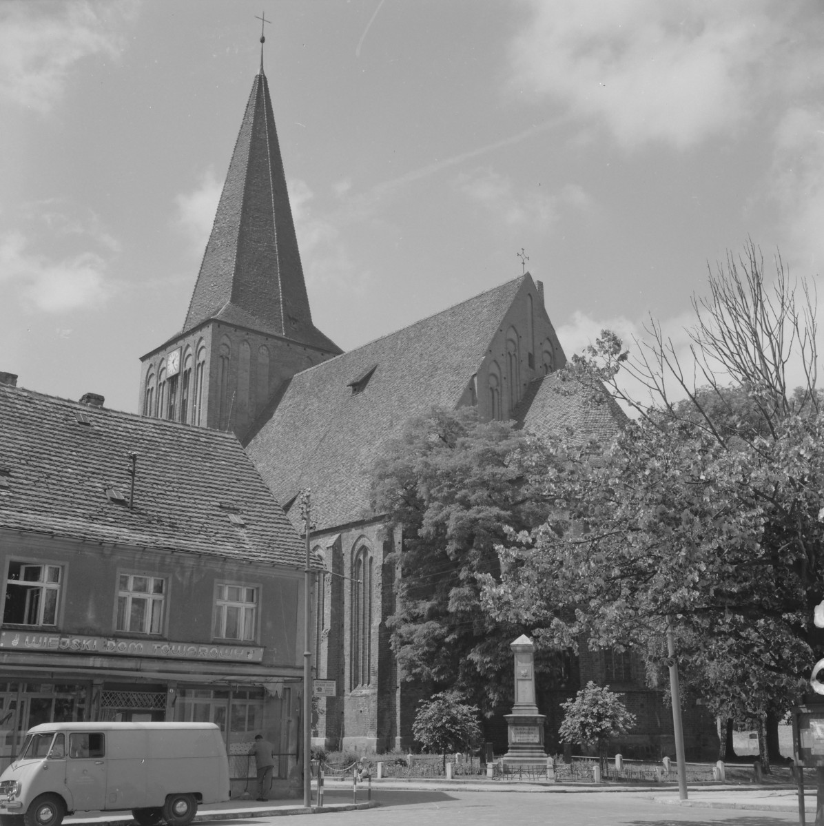 kościół pw. Zmartwychwstania Pańskiego - widok od południowego - wschodu, skan 1