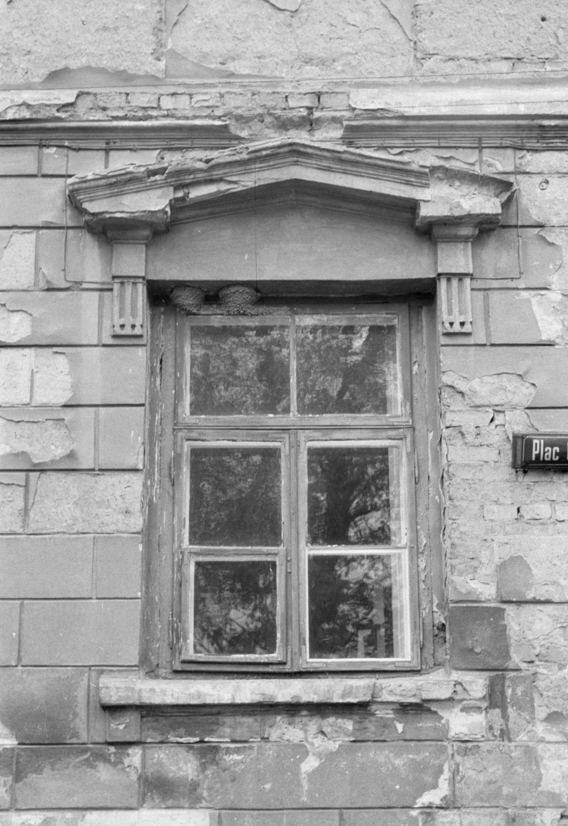 kamienica - detal architektoniczny, okno, skan 1