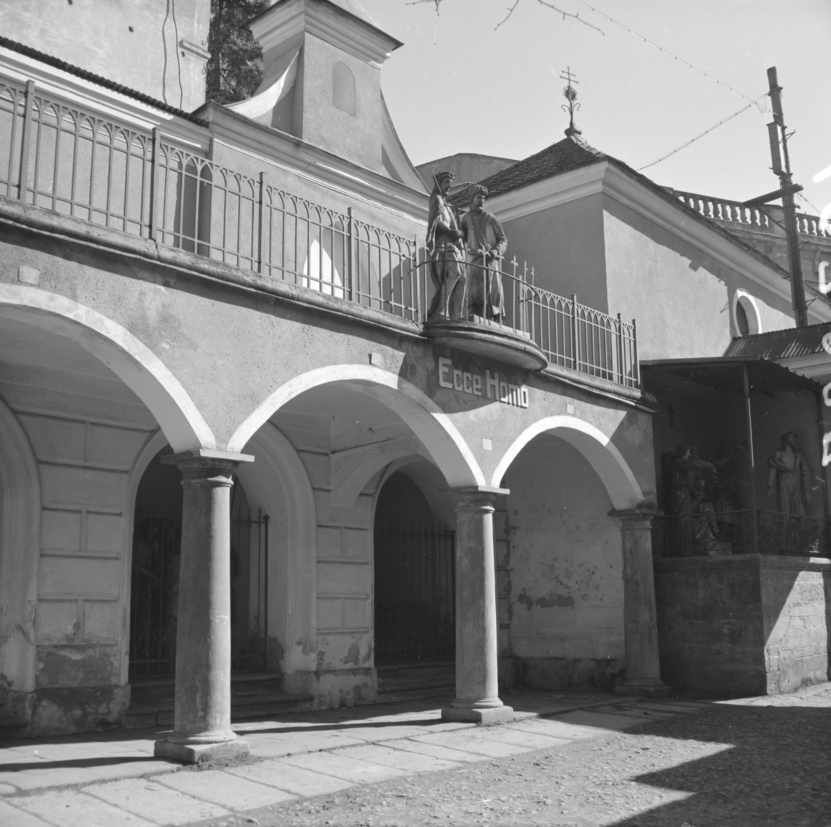Bazylika Nawiedzenia Najświętszej Marii Panny - dziedziniec, arkady ze stacją Męki Pańskiej., skan 1