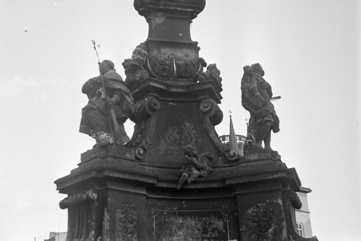 rynek - figura Matki Bożej, detale architektoniczne, skan 1