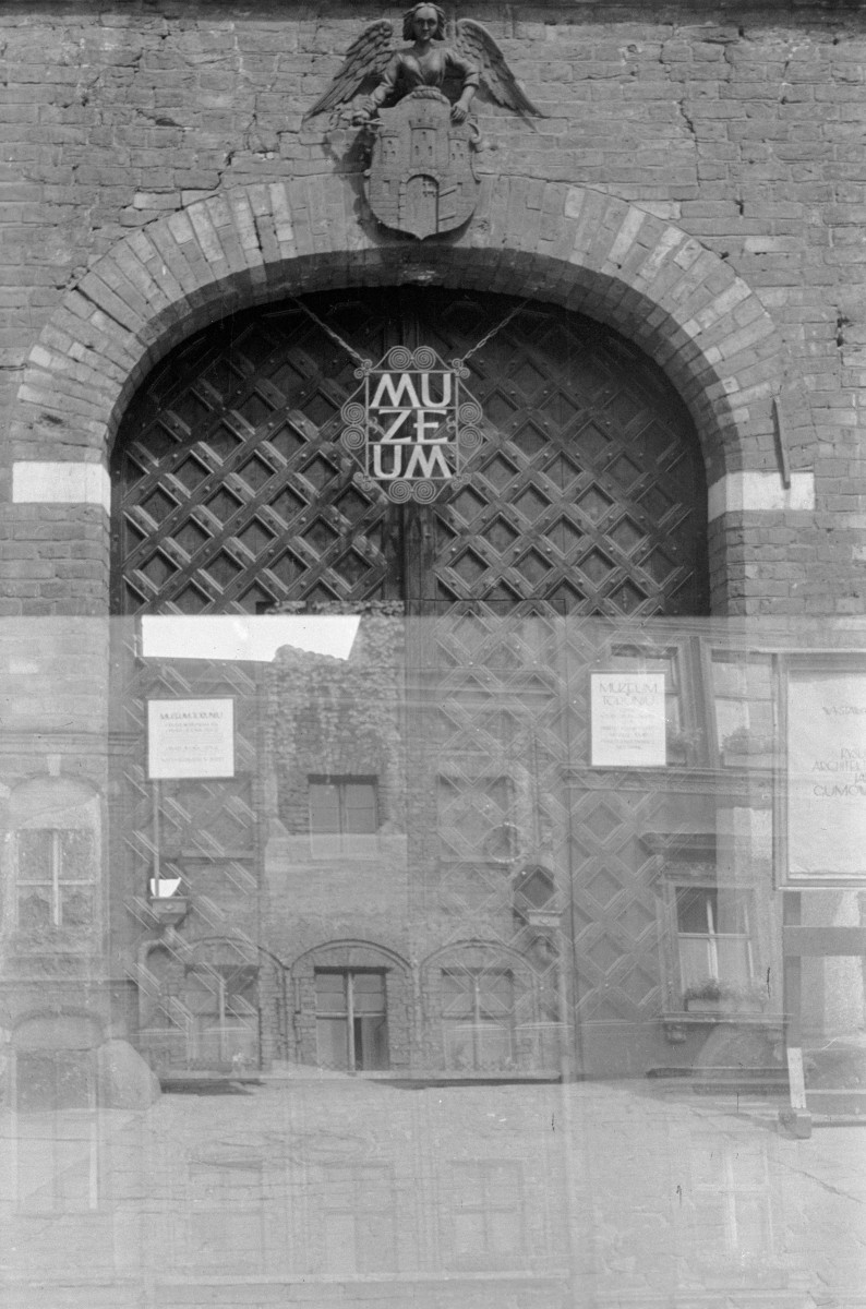 ratusz - wejście do muzeum, skan 1