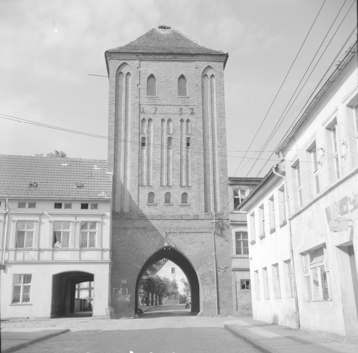 mury miejskie - Brama Wyskoka /Brama Kamienna/ - elewacja od strony ul. Powstańców Warszawy, skan 1
