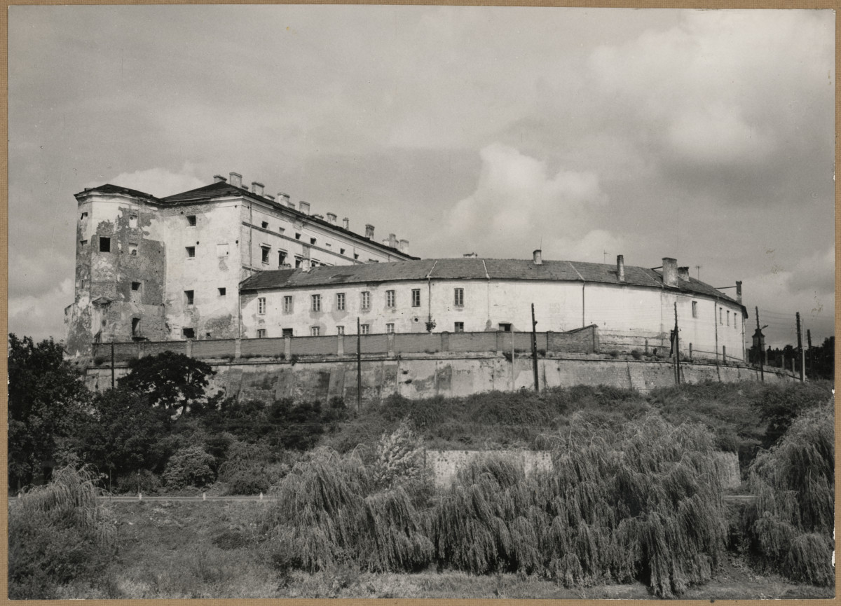 Zamek - widok ogólny od strony płd. wraz z budynkiem tzw. rogalem, skan 1