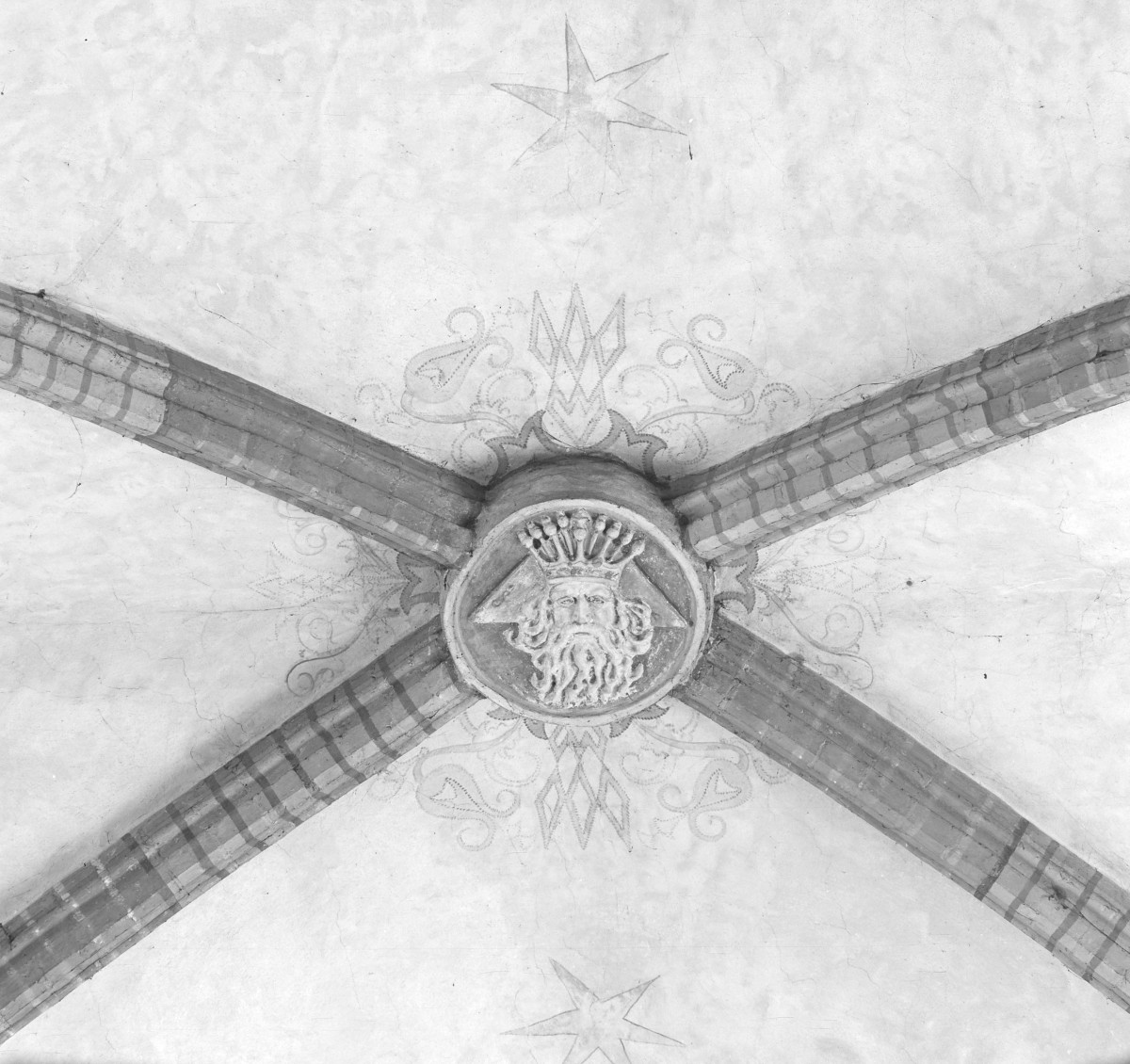 Kościół Wniebowzięcia Najświętszej Maryi Panny - wnętrze. Zwornik z wizerunkiem głowy. Sklepienie prezbiterium. Polichromia., skan 1