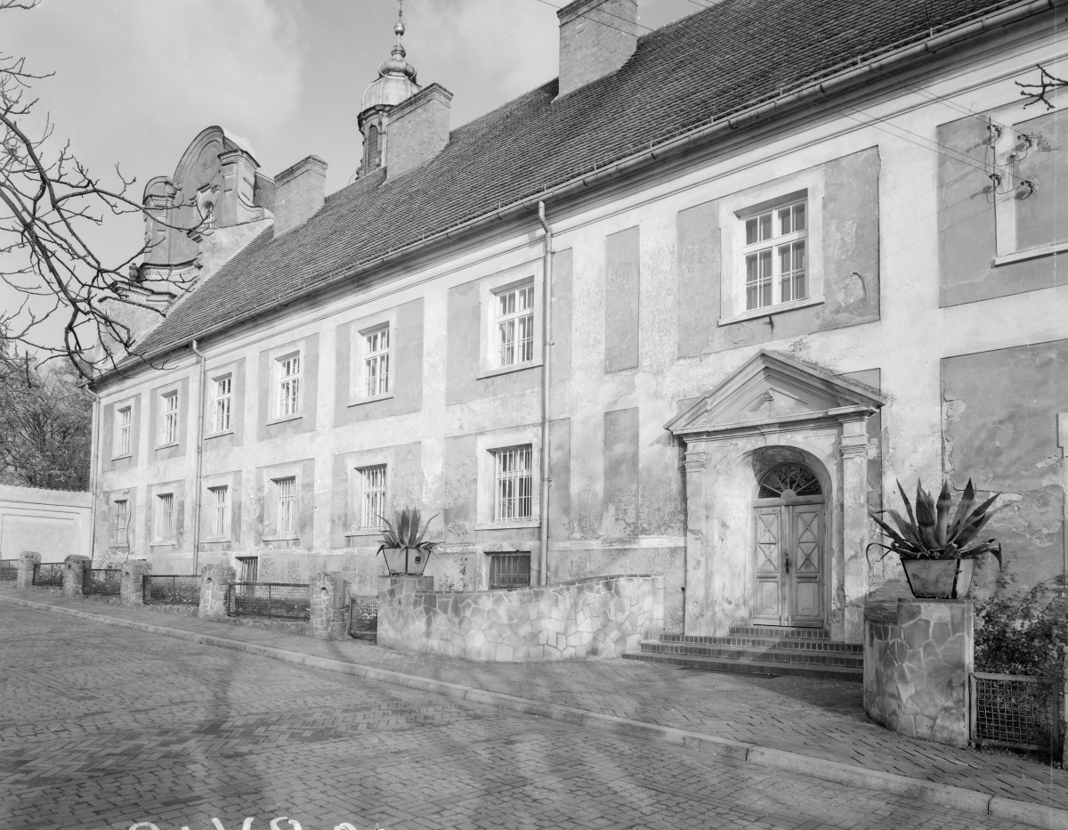 Opactwo Cystersów - elewacja budynku. Portal z naczółkiem trójkątnym., skan 1