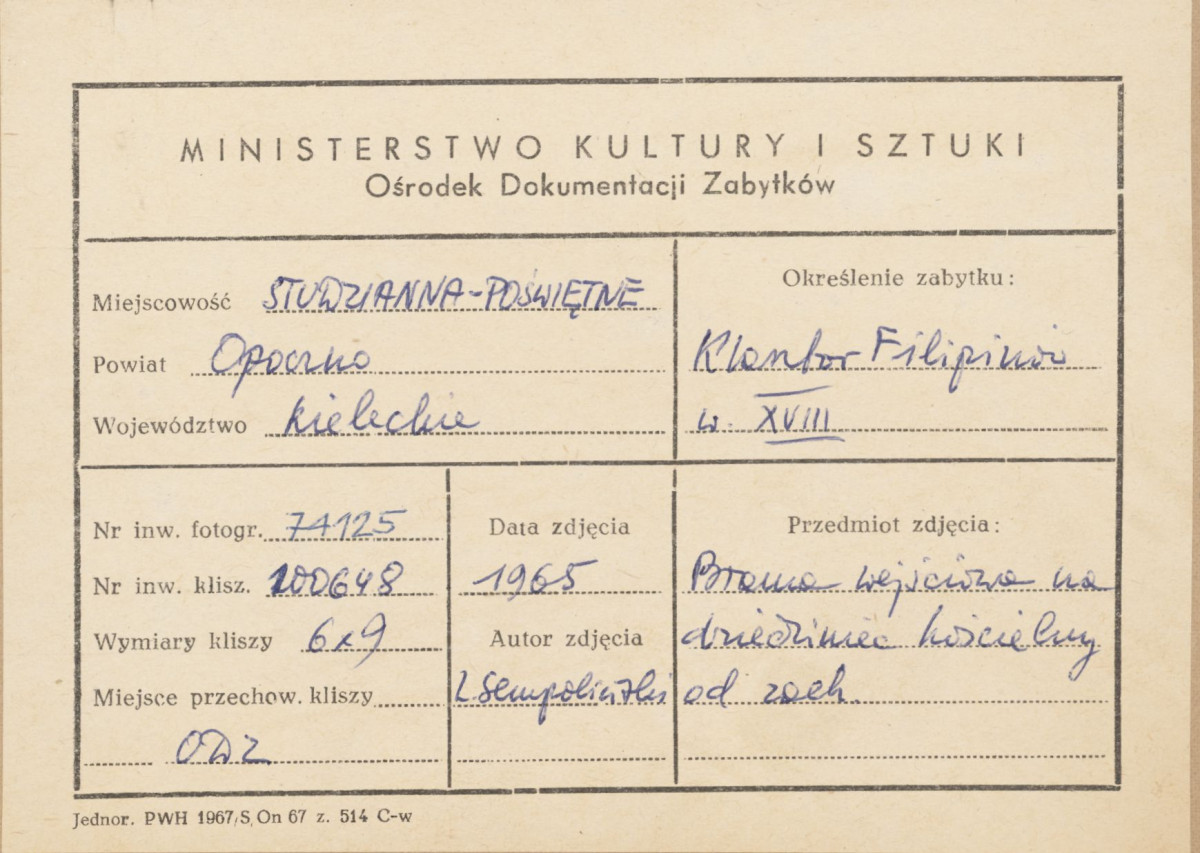 Zespół klasztorny Filipinów - widok na fasadę kościoła i bramę główną - metryczka, skan 1