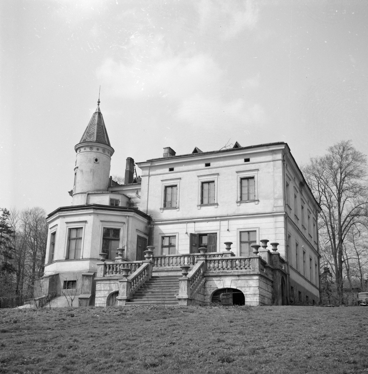 pałac Ciechanowskich - elewacja frontowa, skan 1