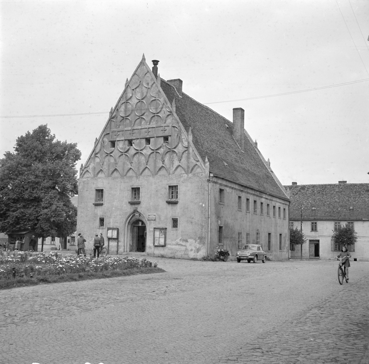ratusz - elewacja szczytowa, ostrołukowy portal, dekoracja maswerkowa, skan 1