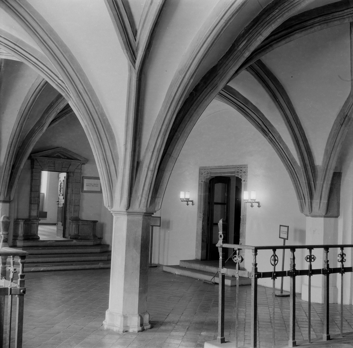 Stary Ratusz. Wnętrze sieni. Sklepienie krzyżowo - żebrowe. Posadzka., skan 1