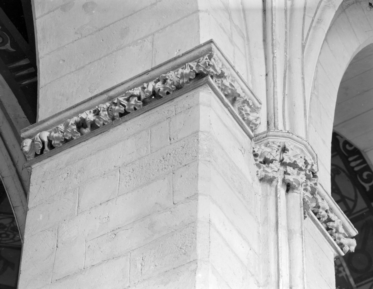 kościół katedralny pw. Narodzenia Najświętszej Marii Panny - wnętrze: gzyms filaru międzynawowego, skan 1