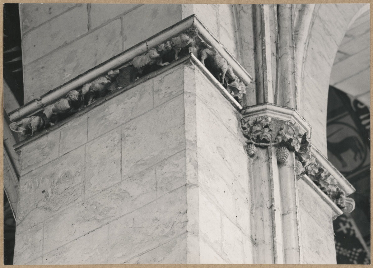  Katedra - wnętrze, widok na głowicę służki i gzyms filaru międzynawowego, skan 1