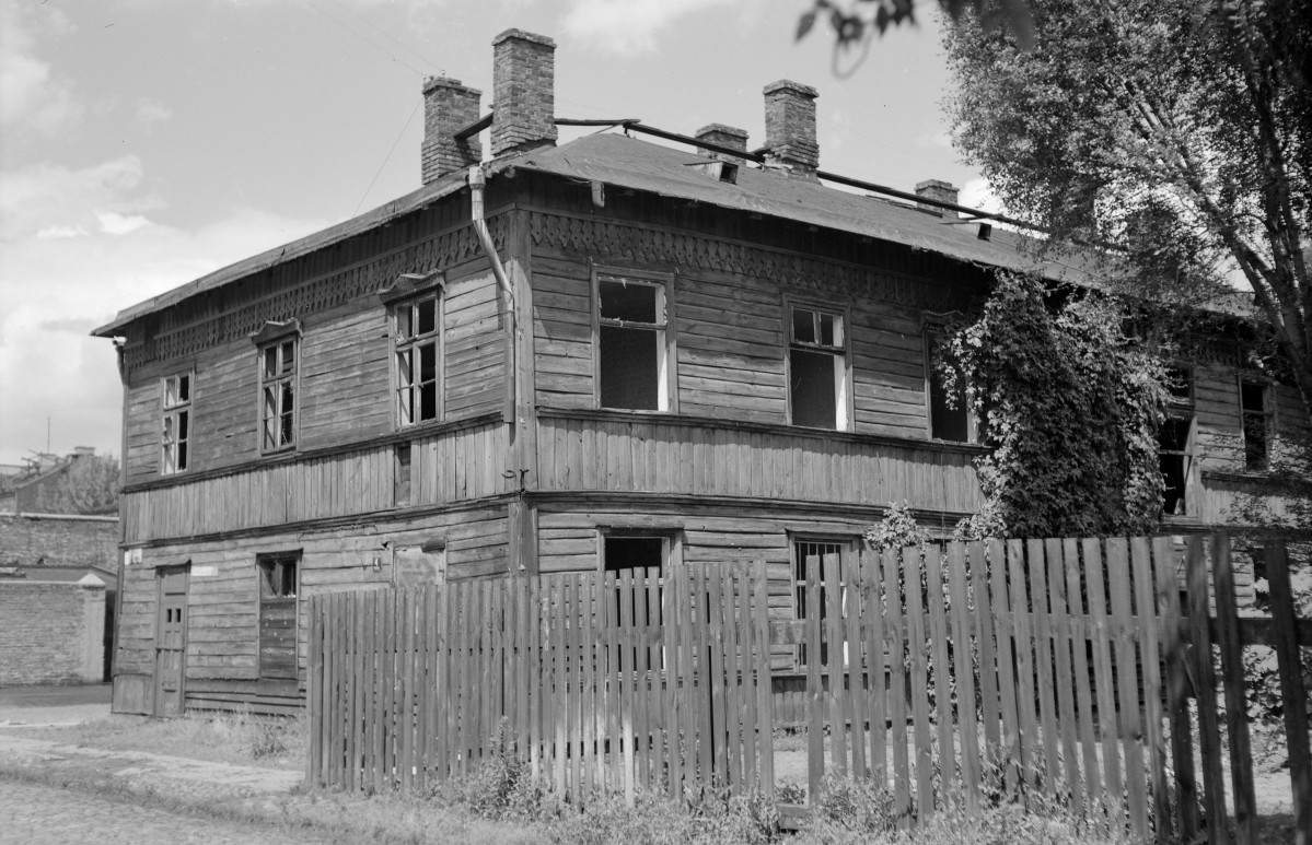 drewniany budynek mieszkalny - elewacja frontowa, skan 1