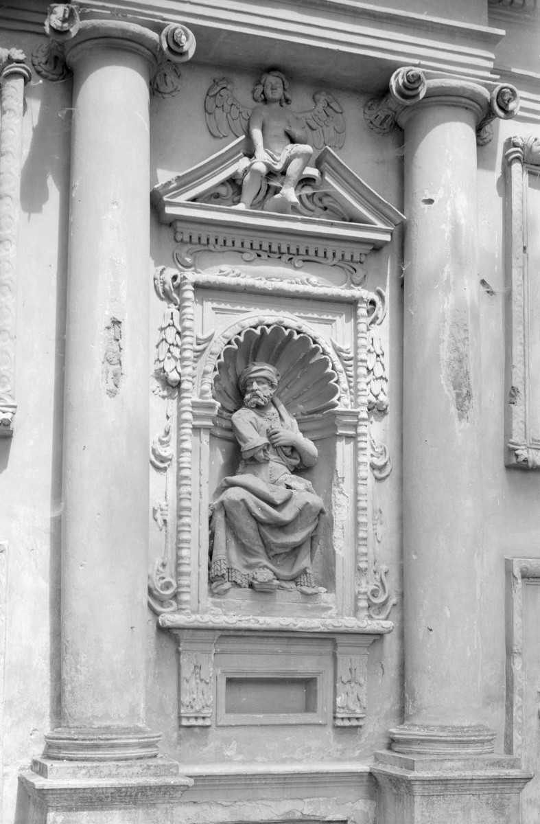 domek Loretański 1634-38 - elewacja południowa, terrakotowa figura Exechiela w niszy, skan 1