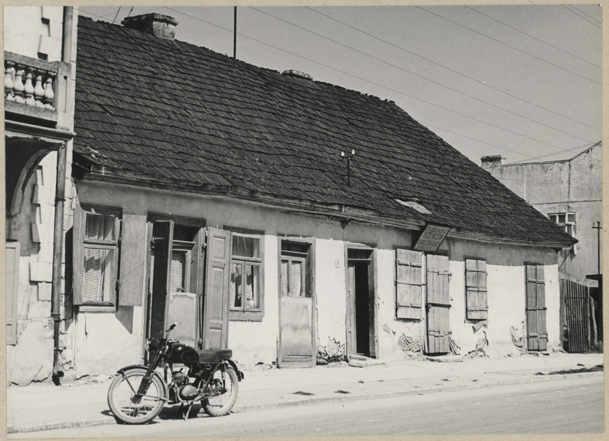 Dom w rynku - widok ogólny , skan 1