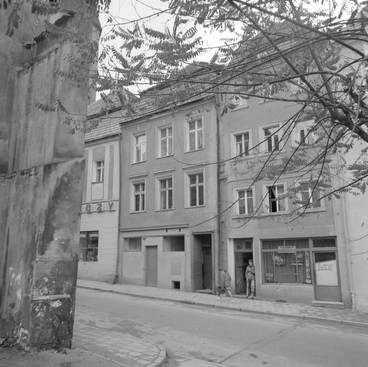 Zabudowa miejska, kamienice. Elewacje frontowe. , skan 1