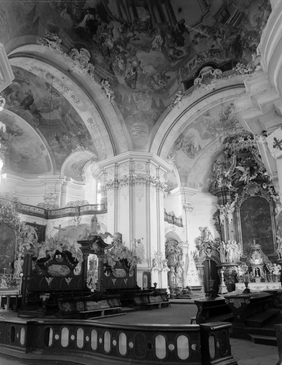 klasztor Benedyktynek - kościół pw. Wniebowzięcia Najświętszej Maryi Panny - wnętrze - skrzyżowanie nawy głównej z transeptem, skan 1